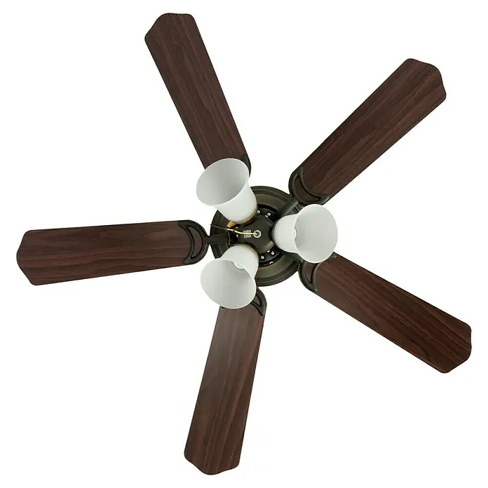 Voltomat Deckenventilator Ontario - Walnuss/Kirsche, 106 cm, 60 W - Deckenventilator mit fünf braunen Flügeln und drei weißen Lampenschirmen für eine stilvolle Beleuchtung und Kühlung.