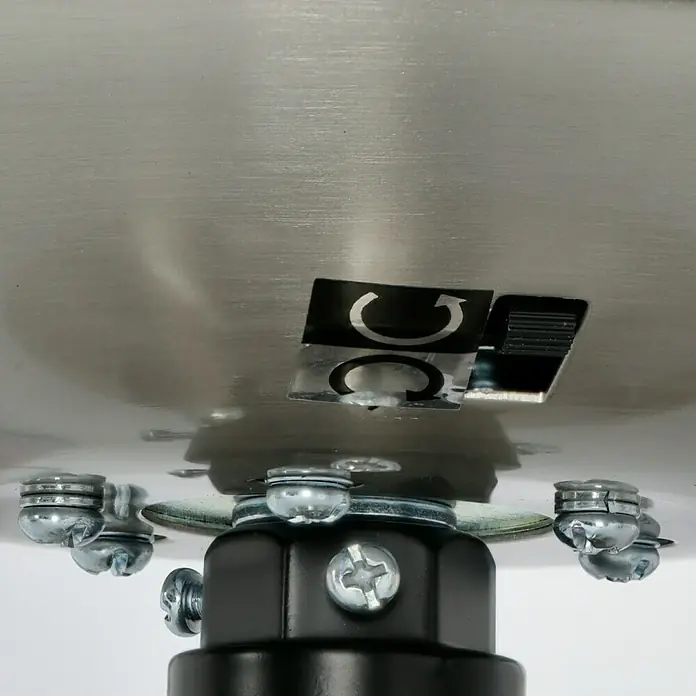 Proklima Deckenventilator Fabiola - Wenge/Kirsche, 132 cm, 60 W - Detailaufnahme eines Produkts, das aus Edelstahl und schwarzen Komponenten besteht, mit einem Etikett mit rotierenden Pfeilen.