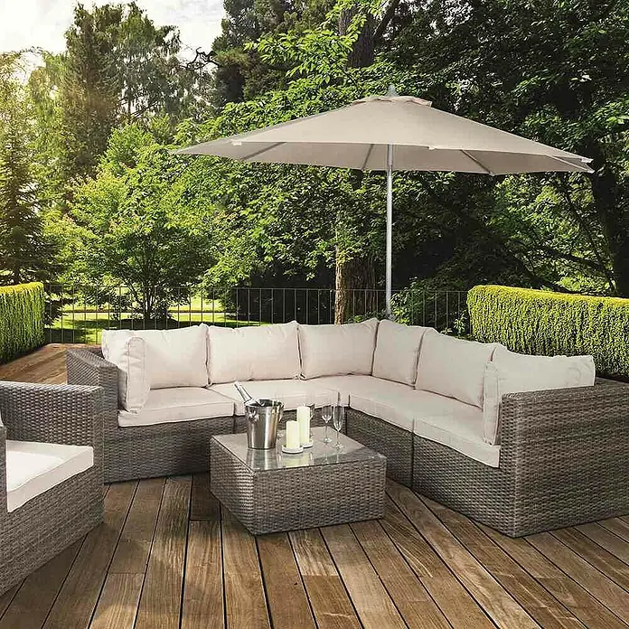 Siena Garden Marktschirm rund Push Pro - Natur, Durchmesser Bespannung: 300 cm - Gartenmöbelset aus Rattan mit Ecksofa, Sessel und Tisch unter einem Sonnenschirm, ideal für entspannte Stunden im Freien.