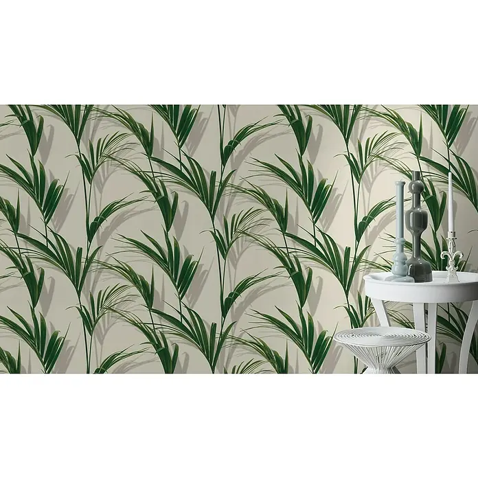 FREUNDIN HOME COLLECTION III Vliestapete Blätter - Weiß/Grün, Floral, 10,05 x 0,53 m - Nahaufnahme einer runden, weißen Beistelltisch- und Hocker-Kombination mit eleganten Kerzenhaltern auf einer gemusterten botanischen Tapete.