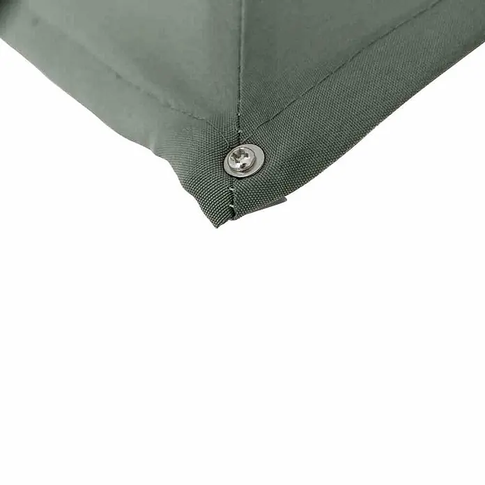 Siena Garden Marktschirm rund Avio - Olive, Durchmesser Bespannung: 350 cm - Detailaufnahme einer olivgrünen Plane, befestigt mit einer silberfarbenen Schraube, ideal für Outdoor-Ausrüstung und robusten Schutz.