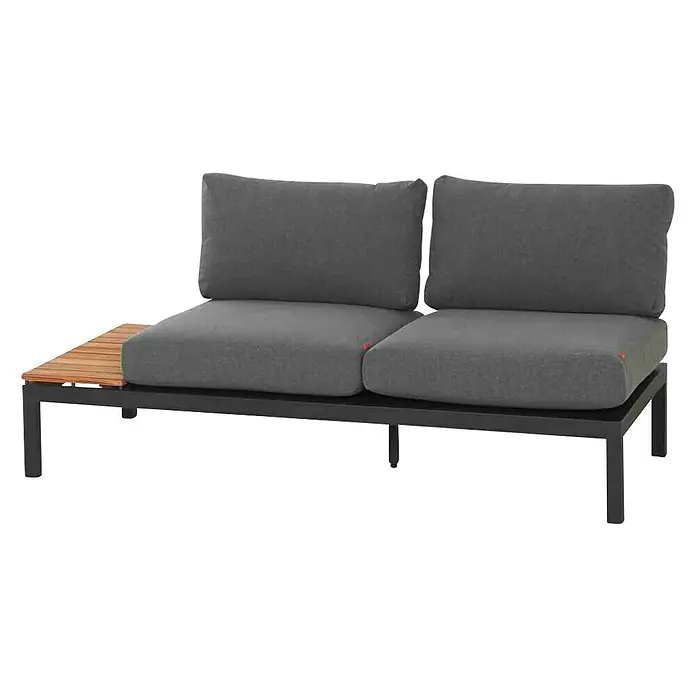 Siena Garden Lounge-Insel Alvida - B x T x H: 172 x 78 x 84 cm, Anthrazit, Position Ablage: Rechts - Bild eines grauen Outdoor-Sofas mit Holzarmlehne auf schwarzem Hintergrund.