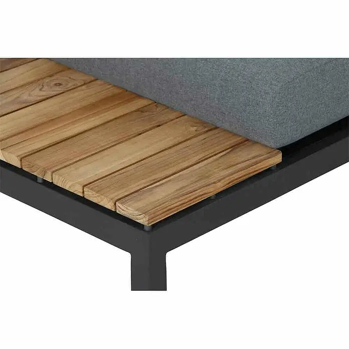 Siena Garden Lounge-Insel Alvida - B x T x H: 172 x 78 x 84 cm, Anthrazit, Position Ablage: Rechts - Nahaufnahme eines modernen Gartenmöbelstücks mit Holzlatten und grauem Kissen auf einem dunklen Rahmen.