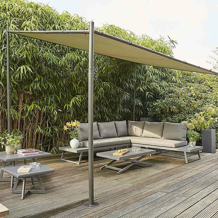 Siena Garden Anstellpavillon Levino - B x T: 400 x 300 cm, Farbe Gestell: Grau, Stahl - Gartenlounge-Set mit Sonnensegel und grauen Möbeln auf einer Holzterrasse, umgeben von üppigem Grün. Ideal für Entspannung im Freien.