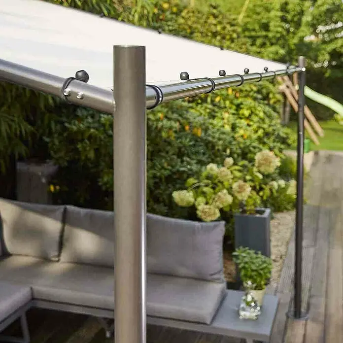 Siena Garden Anstellpavillon Levino - B x T: 400 x 300 cm, Farbe Gestell: Grau, Stahl - Nahaufnahme einer Pergola mit weißem Sonnensegel und Metallrahmen, der einen stilvollen und schattigen Außenbereich bietet.