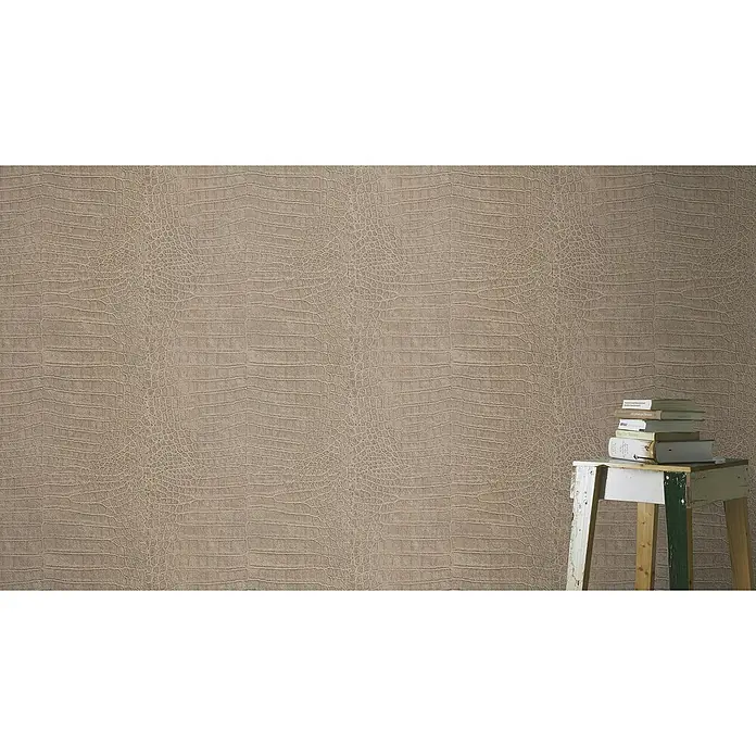 Rasch Mandalay Vliestapete Kroko - Kupferglanz, Tieroptik, 10,05 x 0,53 m - Nahaufnahme einer beigen Krokodilleder-Tapete, die eine elegante und luxuriöse Textur für jeden Raum bietet.