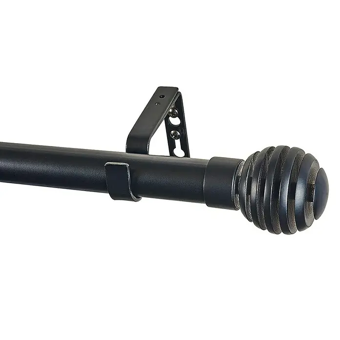 Barra para cortinas kit aros Metal - Ø x L: 28 mm x 300 cm, Metal, Negro - Primer plano de una barra de cortina negra con pieza final decorativa y soporte.