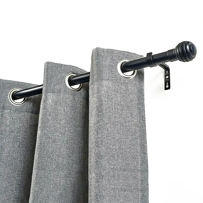 Barra para cortinas kit aros Metal - Ø x L: 28 mm x 300 cm, Metal, Negro - Primer plano de una barra de cortina con cortinas grises. La barra es negra y tiene un tapón decorativo.