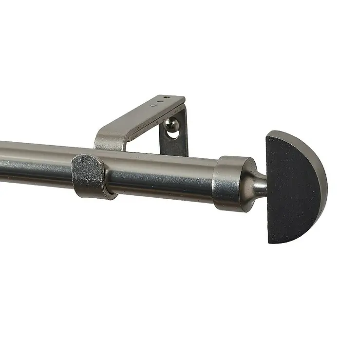Barra para cortinas kit semicircular Metal - Ø x L: 19 mm x 200 cm, Metal, Plateado - Primer plano de una barra de cortina con un extremo semicircular y un soporte de color plateado montado en una pared blanca.