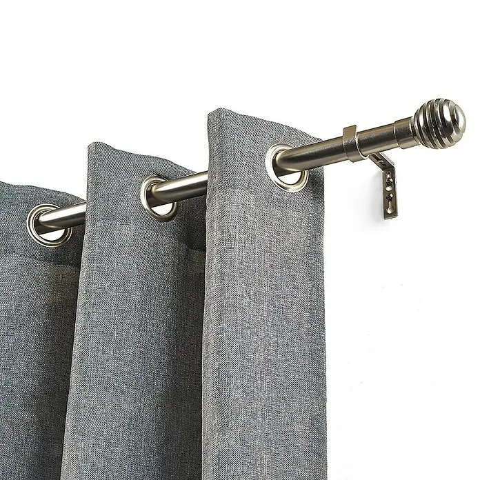 Barra para cortinas kit aros Metal - Ø x L: 28 mm x 200 cm, Metal, Plateado - Primer plano de una barra de cortina con cortinas grises colgadas con ojales metálicos. Vestido de ventana elegante y funcional.