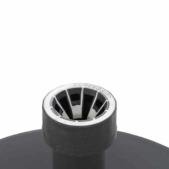 Siena Garden Schirmständer Fill Foot - Durchmesser: 46 cm, Für Rohrdurchmesser: 21 mm - 54 mm, 25 kg, Anthrazit - Nahaufnahme eines SUPERGRIP-Golfschlägergriffs mit grau-weißem Design. Das Zubehör ist ideal für besseren Halt beim Golfen.