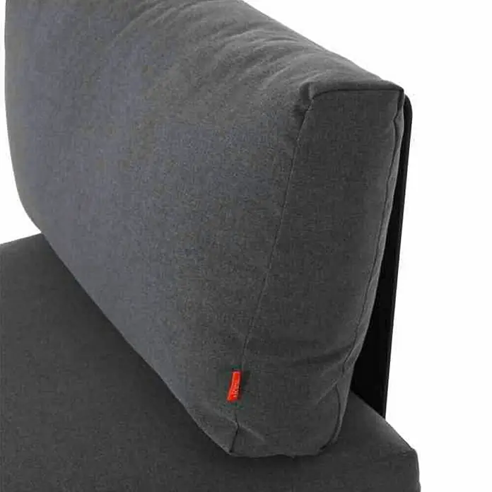 Siena Garden Loungesofa-Mittelelement Alvida - L x B x H: 78 x 70 x 84 cm, Matt-Anthrazit - Nahaufnahme eines grauen Sofas mit weicher Polsterung und einem kleinen, roten Etikett.