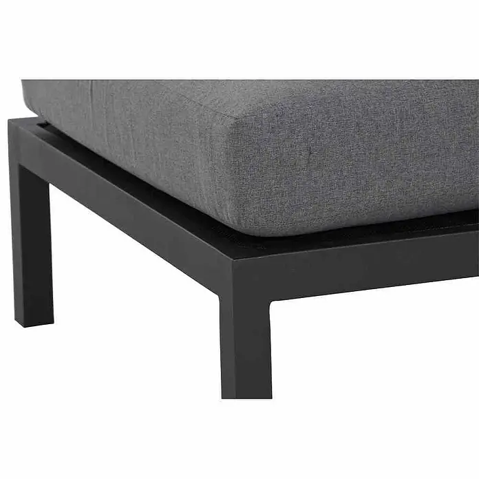 Siena Garden Loungesofa-Mittelelement Alvida - L x B x H: 78 x 70 x 84 cm, Matt-Anthrazit - Nahaufnahme eines grauen Kissens auf einem modernen schwarzen Ottomanenmöbelstück, das ein elegantes Design und Komfort bietet.