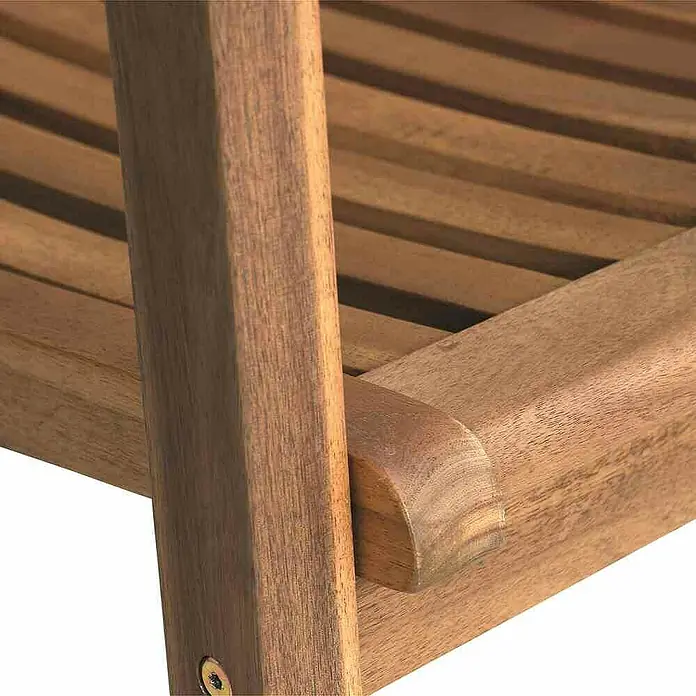 Siena Garden Gartenbank Paleros - B x T x H: 120 x 62 x 92,5 cm, Akazie, Natur - Detailaufnahme eines Gartenstuhls aus Holz, der die feine Verarbeitung und die natürliche Maserung hervorhebt.