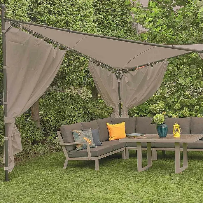 Siena Garden Pavillon-Seitenwände Berlino 400 x 400 cm - 390 x 278 cm - Einladender Außenbereich mit grauem Ecksofa, Tisch und überdachtem Pavillon, der Schatten und Stil bietet. Perfekt für entspannte Stunden im Garten.