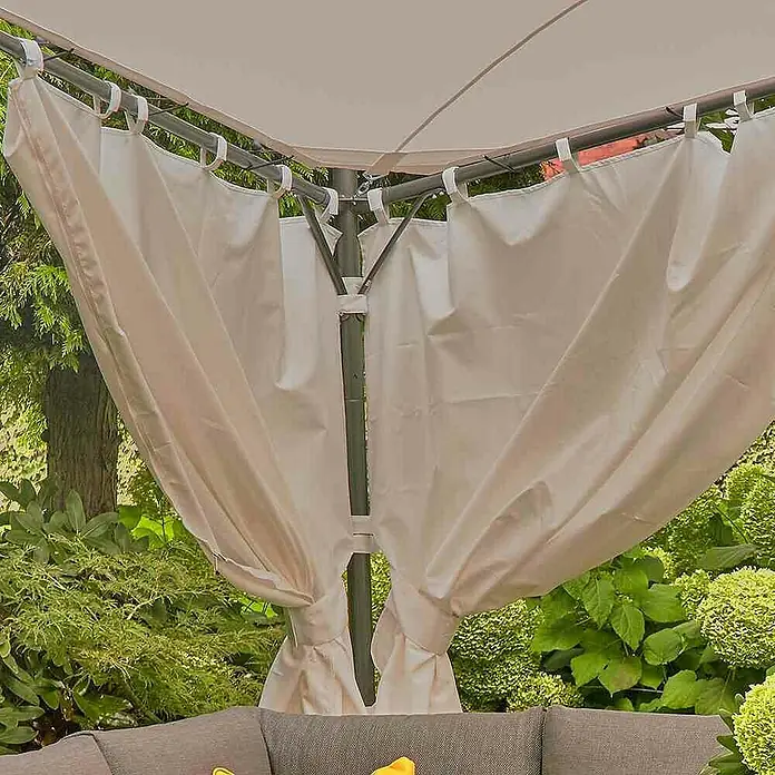 Siena Garden Pavillon-Seitenwände Berlino 400 x 400 cm - 390 x 278 cm - Nahaufnahme eines Pavillons mit beigefarbenen Vorhängen, die an einer Metallstruktur befestigt sind, umgeben von üppigem Grün.