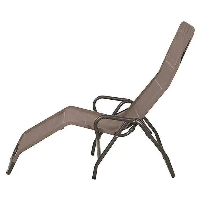 Gartenliege Bito - Taupe, Metall, Klappbar - Diese Aufnahme zeigt einen braunen Liegestuhl mit einem dunklen Metallrahmen vor einem schwarzen Hintergrund. Der Stuhl ist ideal für entspannte Momente.