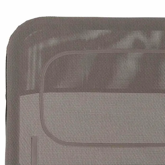 Gartenliege Bito - Taupe, Metall, Klappbar - Nahaufnahme eines grau gefärbten Textils mit feiner Netzstruktur. Der Stoff ist mehrlagig und hat abgerundete Kanten.