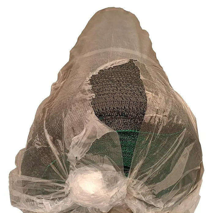 Dakota Malla de ocultación para andamios - 15 x 1,8 m, Verde - Primer plano de un rollo de valla de jardín negra y verde en una bolsa de plástico, que brinda durabilidad y protección para proyectos de jardinería.