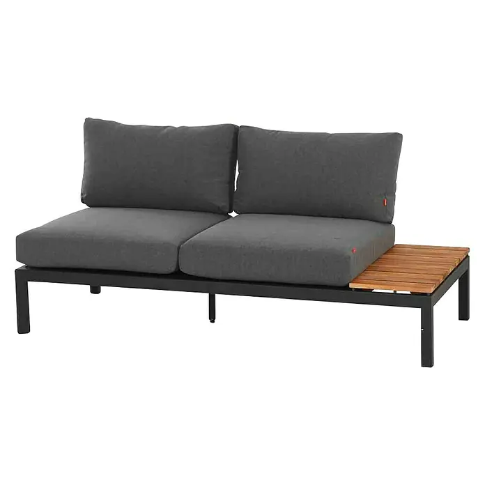 Siena Garden Lounge-Insel Alvida - B x T x H: 172 x 78 x 84 cm, Anthrazit, Position Ablage: Links - Ein modernes Sofa mit grauem Bezug und einem integrierten Holztisch bietet stilvollen Komfort im Freien.