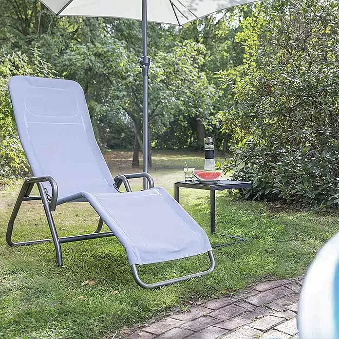 Gartenliege Bito - Blau, Metall, Klappbar - Hellgrauer Liegestuhl mit dunkelgrauem Metallrahmen, in einem Garten mit Beistelltisch und Sonnenschirm aufgestellt.