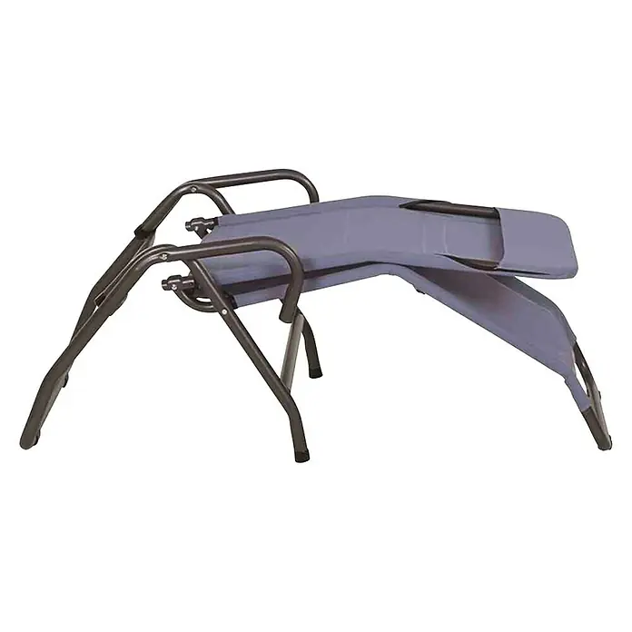 Gartenliege Bito - Blau, Metall, Klappbar - Nahaufnahme einer grauen, zusammengeklappten Schwerkraftliege mit dunklem Gestell, ideal zum Entspannen im Freien.