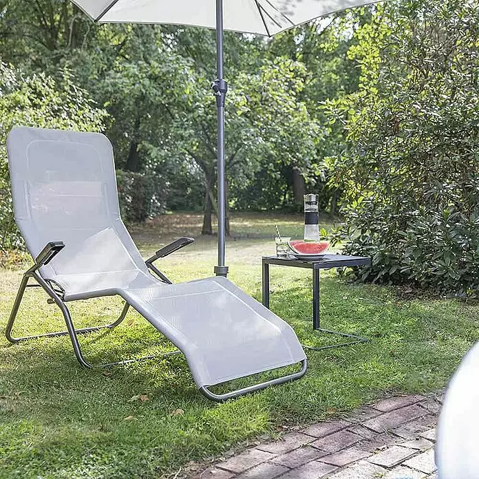 Gartenliege Anco - Grau, Metall, Klappbar - Hellgraue Sonnenliege mit dunkelgrauem Rahmen im Garten, neben einem Tisch mit Getränken und Wassermelone unter einem weißen Sonnenschirm.