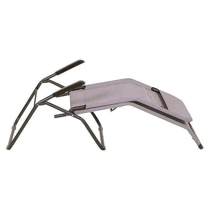 Gartenliege Anco - Grau, Metall, Klappbar - Aufnahme eines zusammengeklappten, grauen Relaxsessels für den Außenbereich mit Armlehnen vor einem schwarzen Hintergrund.