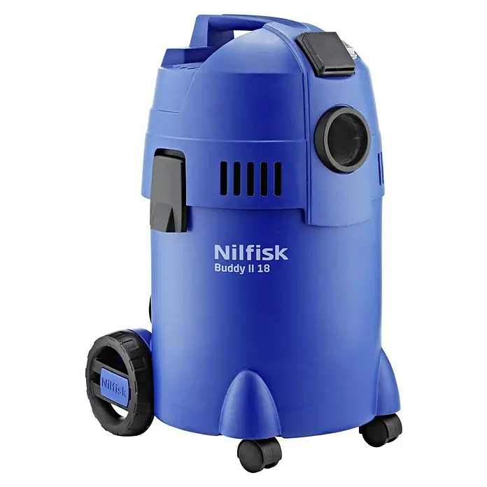 Nilfisk Elektro-Nass- & Trockensauger Buddy II 18 T - 1.200 W, Behältervolumen: 18 l, Mit Beutel - Hier ist ein blauer Nilfisk Buddy II 18 Staubsauger, der sich ideal für Werkstätten und Garagen eignet.