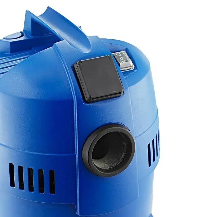 Nilfisk Elektro-Nass- & Trockensauger Buddy II 18 T - 1.200 W, Behältervolumen: 18 l, Mit Beutel - Nahaufnahme eines blauen Nass-Trockensaugers mit Schalter, Steckdose und Ansaugstutzen.