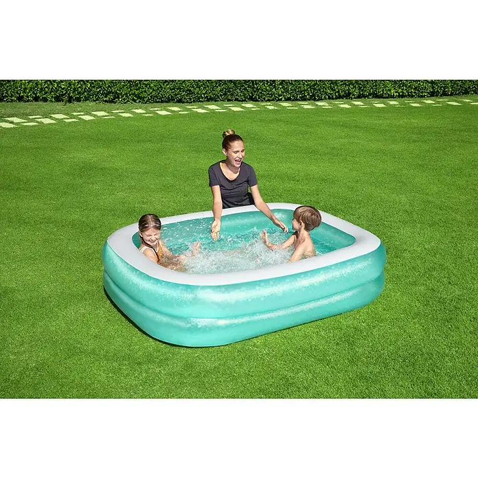 Bestway Quick-Up-Pool - L x B x H: 201 x 150 x 51 cm, Türkis, 450 l - Ein aufblasbarer Bestway-Pool mit einer Mutter und zwei Kindern, die im Wasser spielen, auf einem grünen Rasen mit Bäumen im Hintergrund.