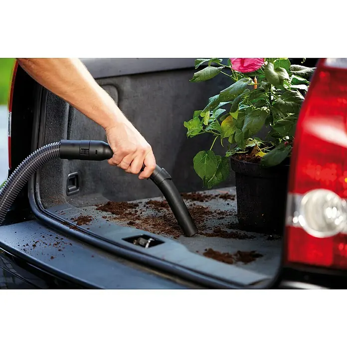 Nilfisk Elektro-Nass- & Trockensauger Multi II 22 - 1.200 W, Behältervolumen: 22 l - Reinigung des Kofferraums mit einem Staubsauger, um Schmutz und Erde zu entfernen. Die Oberfläche wird sauber und ordentlich.