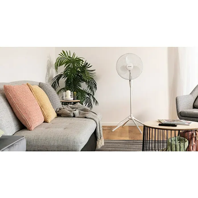 Voltomat Standventilator - Weiß, 40 cm, 125 cm - Ein schlanker, weißer Standventilator steht im Wohnzimmer und sorgt für eine angenehme Brise an warmen Tagen. Perfekt für jeden Raum!