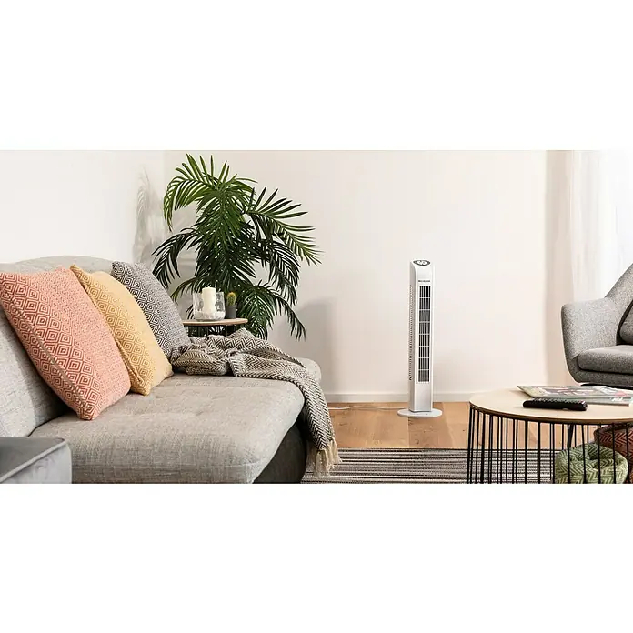 Proklima Turmventilator - Weiß, 78 cm, 50 W - Ein schlanker, weißer Turmventilator steht im Wohnzimmer und sorgt für eine angenehme Brise. Er passt perfekt zum modernen Interieur.
