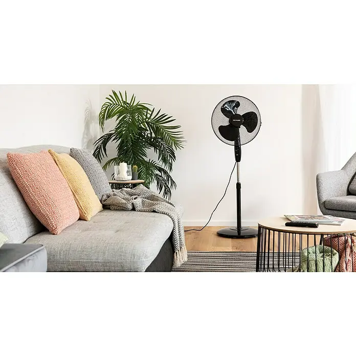 Proklima Standventilator - Schwarz, 40 cm, 127 cm - Eine stilvolle Inneneinrichtung mit einem Standventilator, der für eine angenehme Luftzirkulation sorgt. Das moderne Design passt perfekt zum Raum.