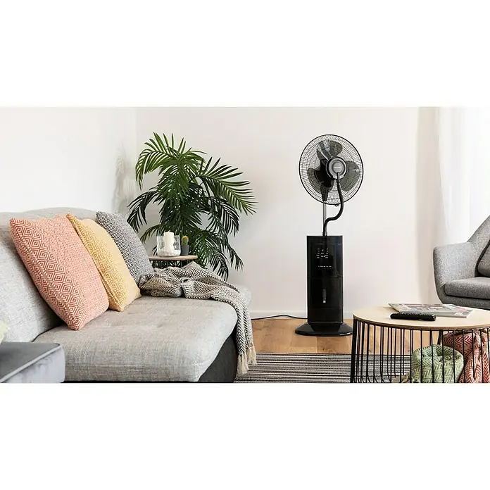 PR Klima Ventilador de pie con nebulizador - Negro, 45 cm, 128 cm - Un moderno ventilador de pedestal negro con humidificador en el salón, perfecto para los días calurosos. Asegura refrigeración y humedad agradable.