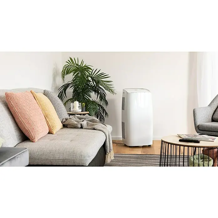 PR Klima Aire acondicionado portátil Moma - 3.500 W, Tamaño de la estancia: 35 m², Blanco - Un espacio habitable moderno con un aire acondicionado portátil en primer plano, que garantiza la comodidad. La decoración es elegante y acogedora.