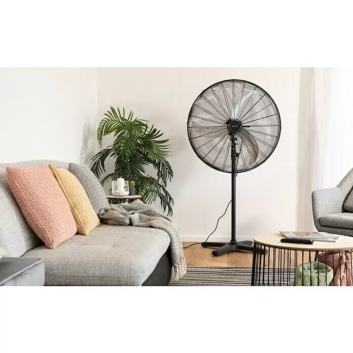 PR Klima Ventilador de pie Arizona - Negro, 81 cm, 145 cm - Gran ventilador de pie industrial negro con rejilla metálica, en una sala de estar moderna.