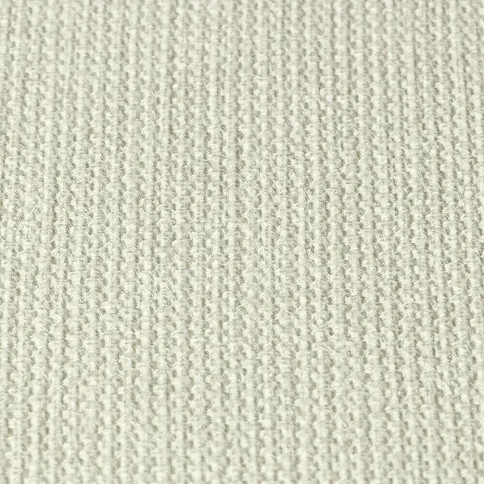 Rasch Vliestapete - Hellgrau, Uni, 10,05 x 0,53 m, Matt, Feine Struktur - Nahaufnahme eines hellen, strukturierten Stoffes, ideal für Möbelbezüge oder Wandverkleidungen. Die Textur bietet eine dezente, elegante Optik.