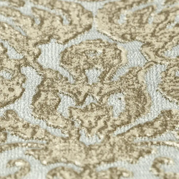 Rasch Vliestapete - Gold/Blau, Ornament, 10,05 x 0,53 m - Nahaufnahme eines luxuriösen, strukturierten Stoffes mit einem eleganten, goldenen Blumenmuster auf einem hellen Hintergrund. Exquisite Textur für stilvolle Dekoration.