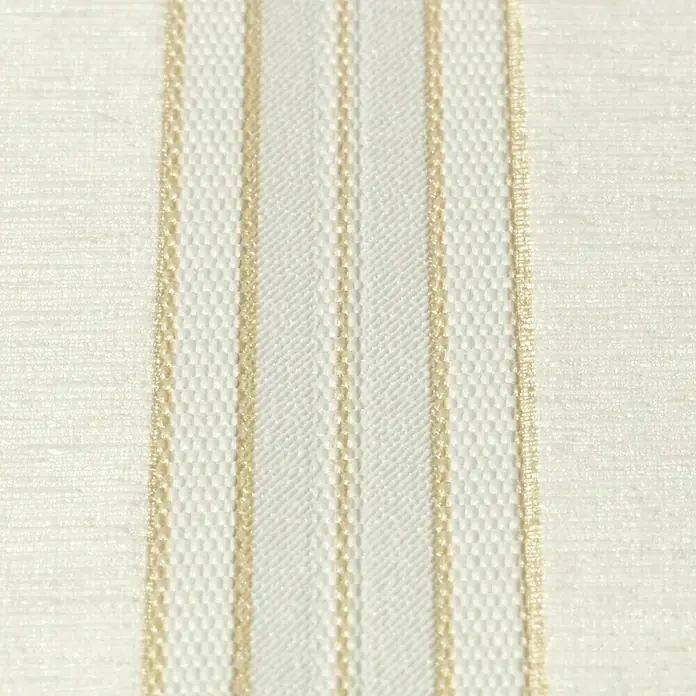 Rasch Saphira Vliestapete Streifen - Hellbeige, Streifen, 10,05 x 0,53 m - Close-up eines gestreiften Textils mit beigen und weißen Streifen, ideal für Dekoration oder Bekleidung. Die feine Webart verleiht Eleganz.