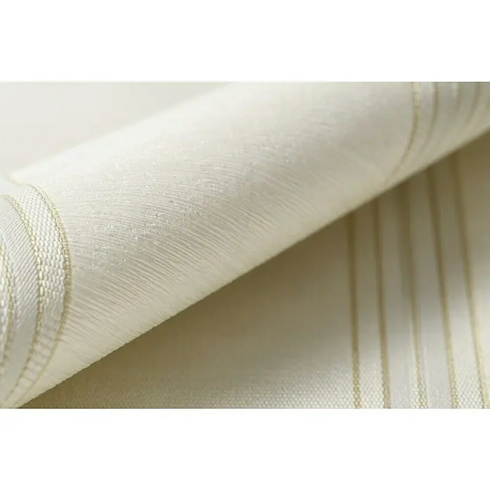 Rasch Saphira Vliestapete Streifen - Hellbeige, Streifen, 10,05 x 0,53 m - Nahaufnahme von strukturiertem, elfenbeinfarbenem Stoff mit zarten, goldenen Streifen. Textilkunst mit subtilem Glanz und feinen Details für Designprojekte.