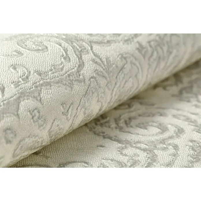 Rasch Saphira Vliestapete Barockornament - Weiß, Ornament, 10,05 x 0,53 m - Nahaufnahme eines eleganten, cremefarbenen Damaststoffes, der sich rollt und seine exquisite Textur und sein Muster zeigt.