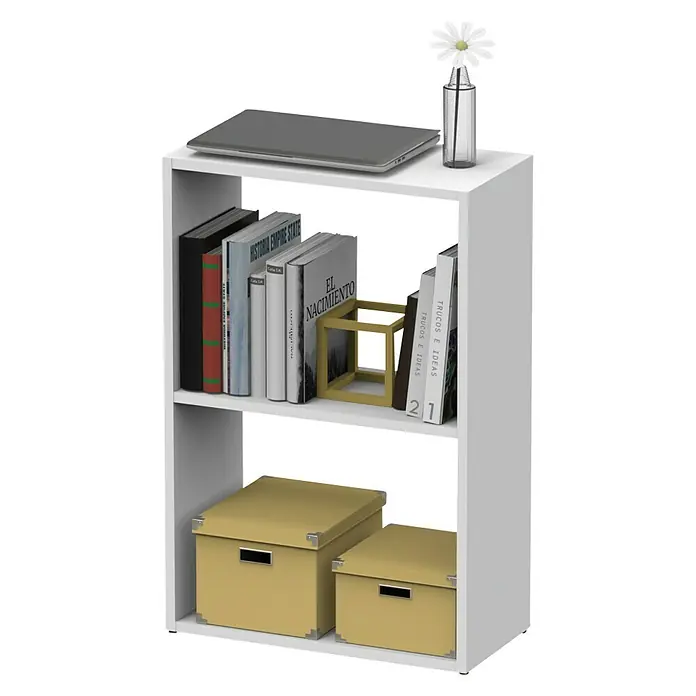 Muebles Pitarch Tibet Mesa de escritorio y estantería - 2 pzs., Blanco - Librería blanca moderna con dos estantes llenos de libros, objetos decorativos dorados, un ordenador portátil y dos cajas de almacenamiento amarillas.