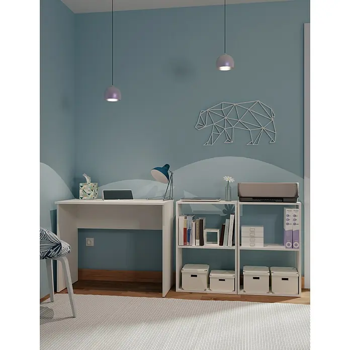 Muebles Pitarch Tibet Estantería de madera - Al x An x Pr: 75 x 50 x 24,5 cm, Número de baldas: 2 ud., Atornillado, Blanco - Estudio moderno con escritorio blanco y estanterías bajo dos lámparas colgantes con decoración de pared de oso.