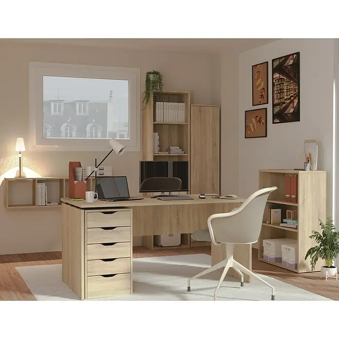 Muebles Pitarch Estantería de madera - Al x An x Pr: 99,5 x 75,5 x 33 cm, Número de baldas: 3 ud., Atornillado, Roble Cambrian - Un espacio de trabajo luminoso con un escritorio de madera clara, silla de oficina blanca y estanterías. El espacio es funcional y acogedor.