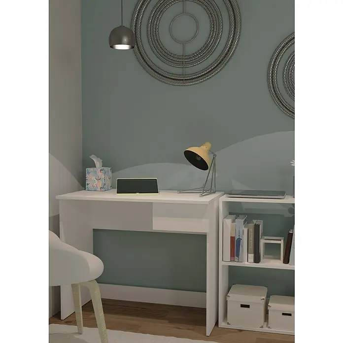 Muebles Pitarch Eko Mesa de escritorio con cajón - L x An x Al: 50 x 90 x 76 cm, Blanco - Primer plano de un escritorio blanco moderno con lámpara y estantería, ideal para áreas de trabajo o estudio.