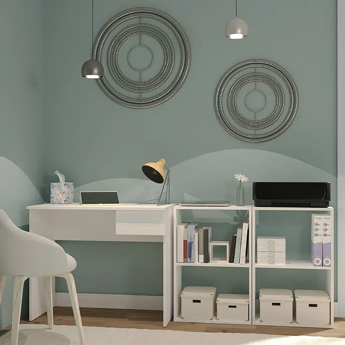 Muebles Pitarch Eko Mesa de escritorio con cajón - L x An x Al: 50 x 90 x 76 cm, Blanco - Escritorio blanco con libros, carpetas y cajas de almacenamiento, creando un ambiente de trabajo funcional y elegante.