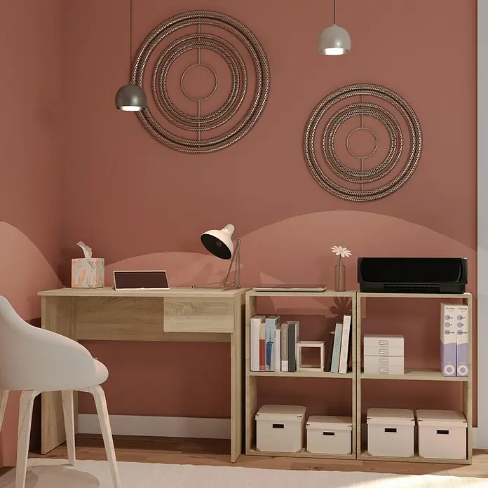 Muebles Pitarch Eko Mesa de escritorio con cajón - L x An x Al: 50 x 90 x 76 cm, Roble - El estudio moderno con escritorio y estantería ofrece un espacio de trabajo cómodo y organizado con tonos cálidos y acogedores.