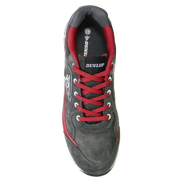 Dunlop Zapato bajo de seguridad Flying Luka - 36, Clase de protección según EN ISO 20345: S3, Gris/Rojo - Vista desde arriba de un zapato Dunlop gris con cordones rojos e interior gris. El logotipo de Dunlop es visible en la lengüeta del zapato.